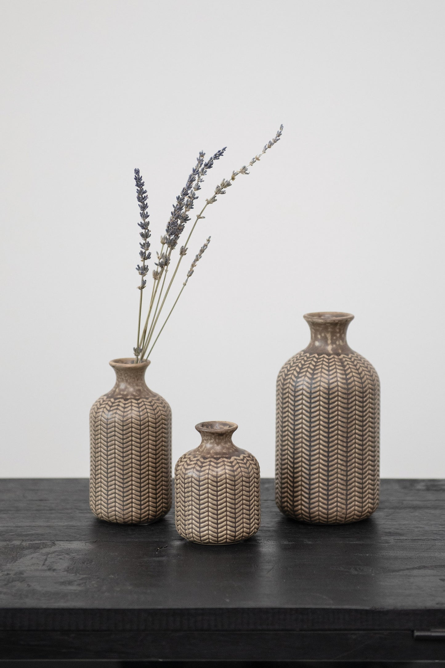 Set de 3 Jarrones de Gres Repujado – Verde Oliva Mate