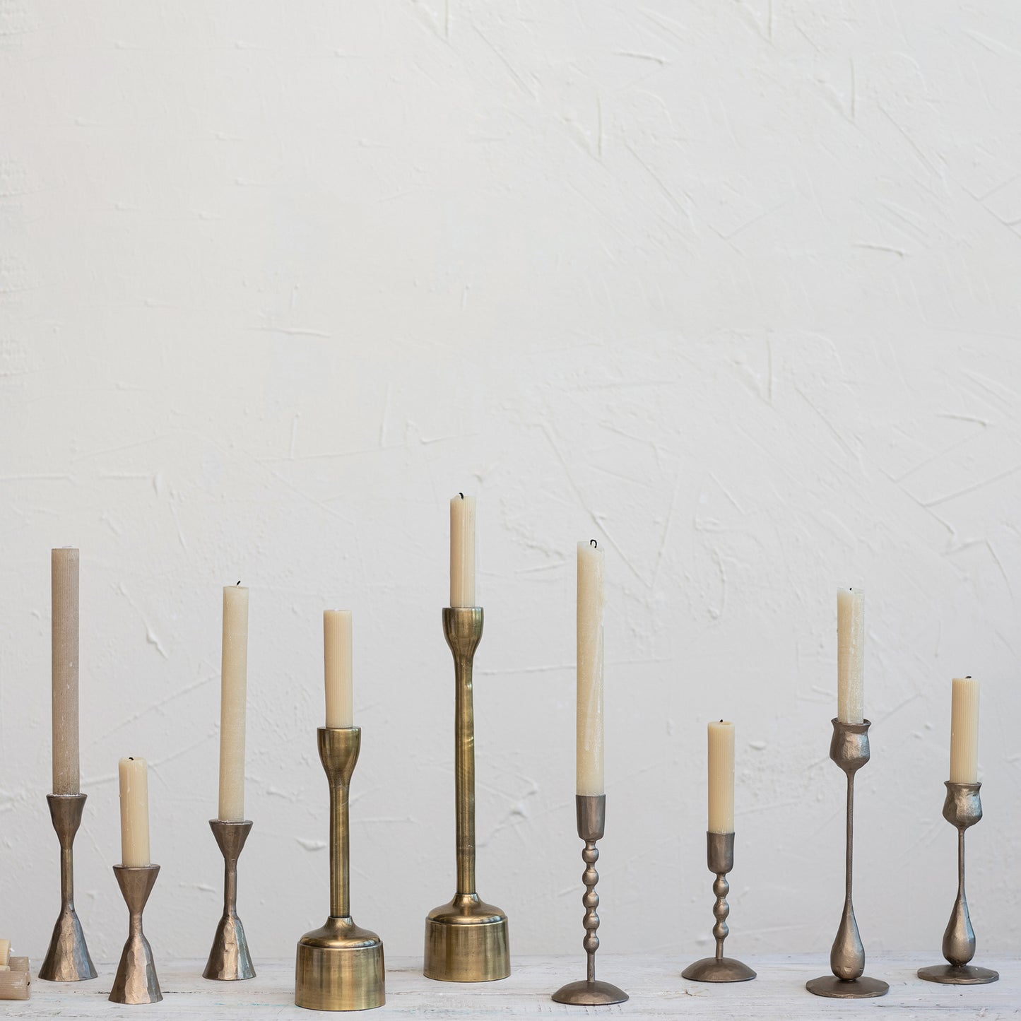 Set de 2 Candelabros de Hierro Forjado. Acabado Latón Antiguo