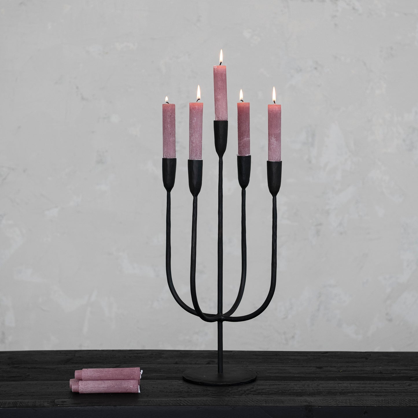 Candelabro de metal forjado a mano color negro
