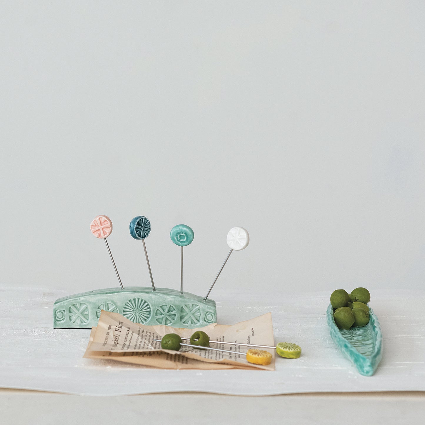 Set de 7 Pinchos para Aperitivos de Gres con Soporte – Pintados a Mano, Diseño en Relieve