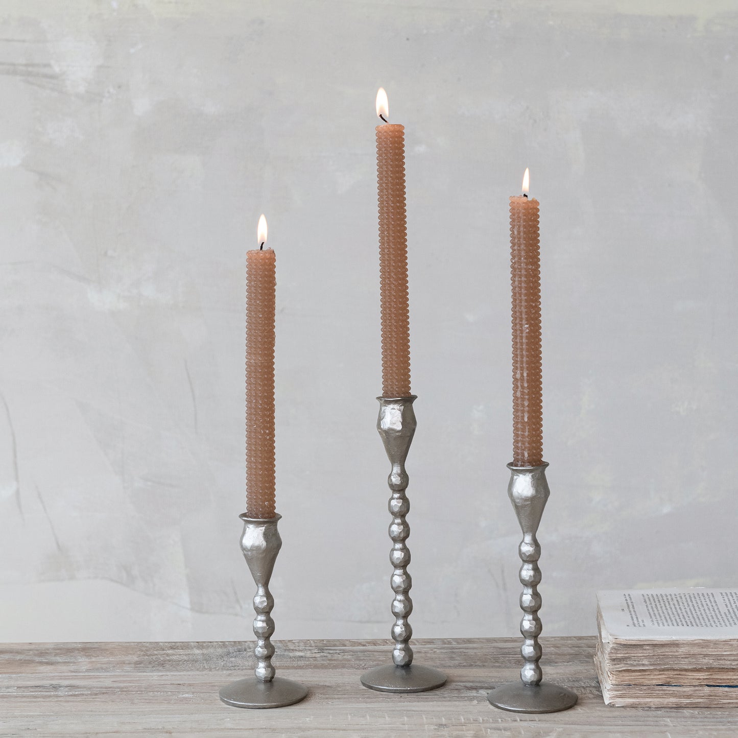 Set de 3 Candelabros de Hierro Forjado con Diseño de Esfera, Acabado Plata Antigua