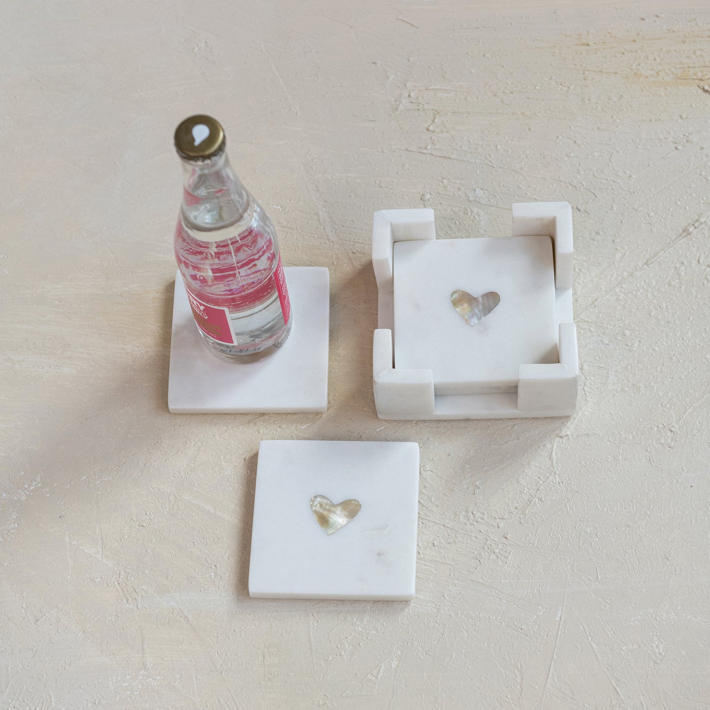 Set de 5 Posavasos de Mármol con Incrustación de Nácar en Forma de Corazón y Soporte – Blanco y Natural