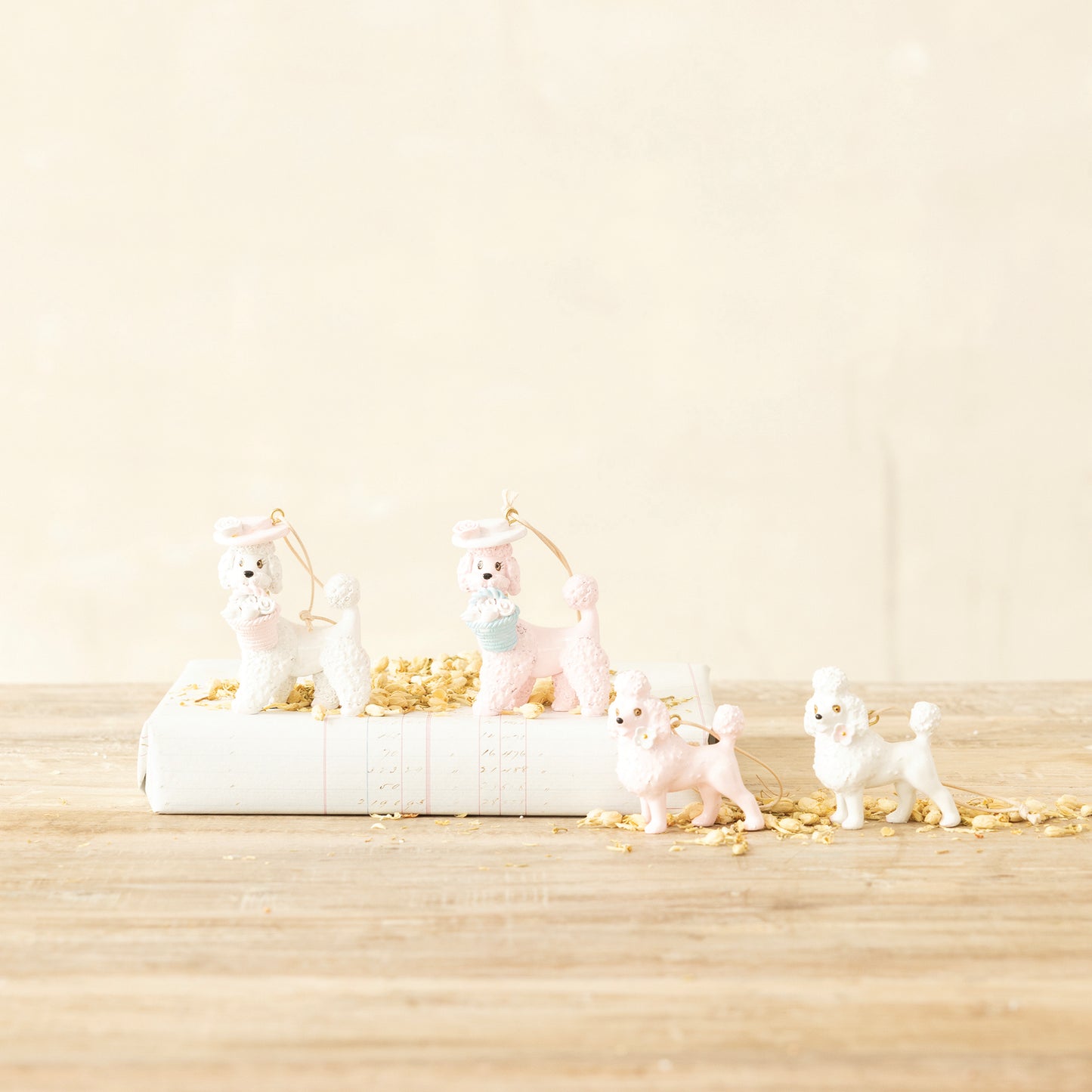 Adorno para árbol navideño de Perrito Poodle con Flor - Blanco