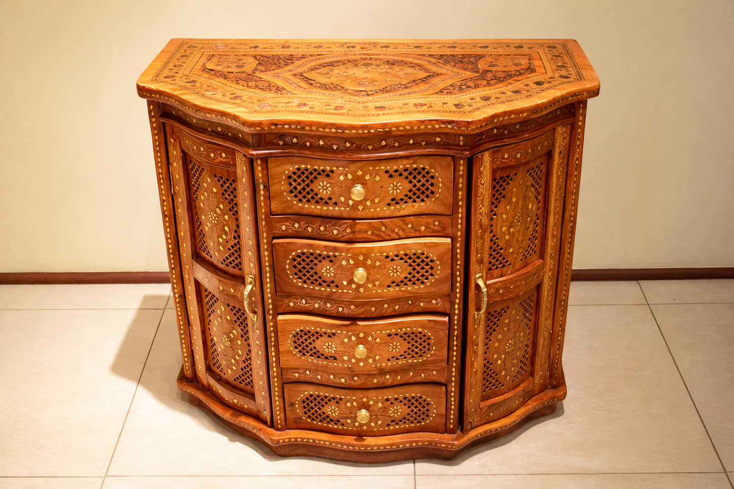 Avind Cómoda con 4 Cajones y 2 Puertas