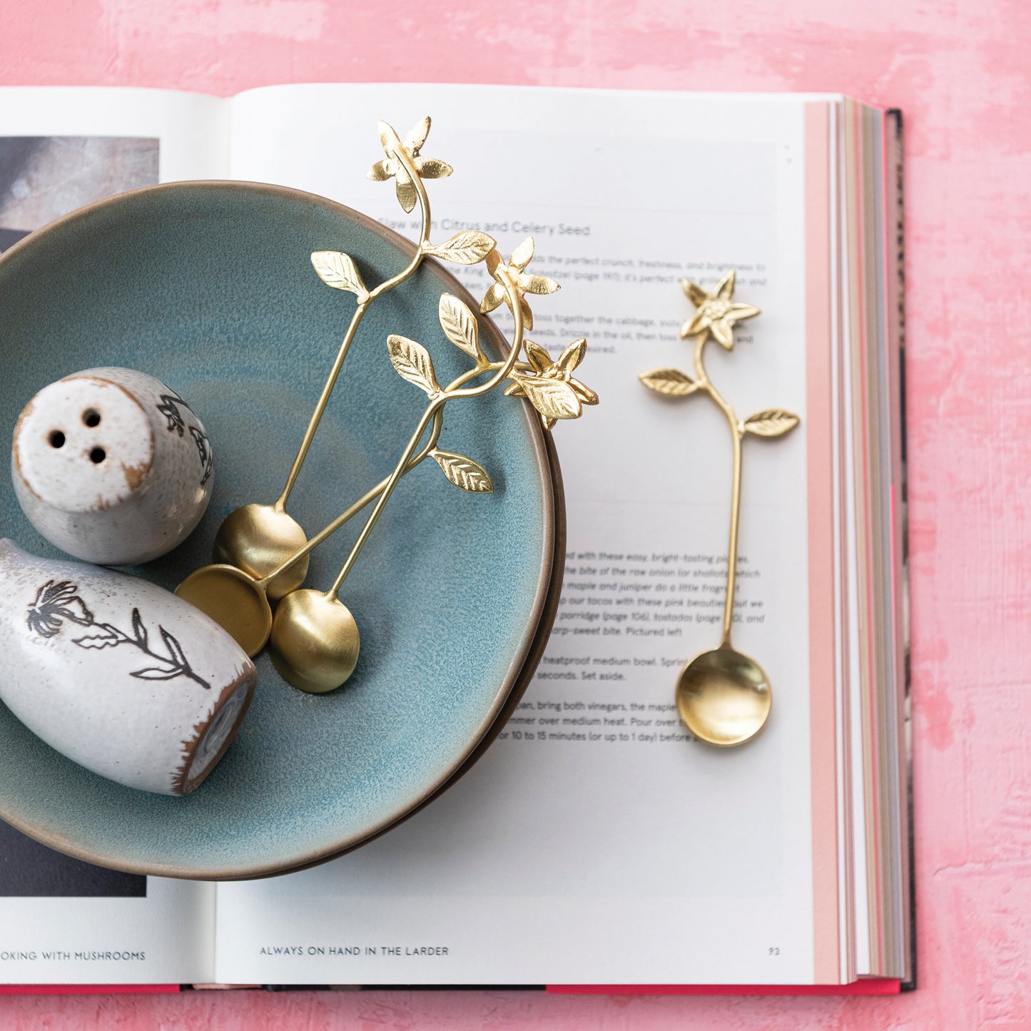 Set de 4 Cucharas de Acero Inoxidable con Mango Floral en Bolsa de Tela