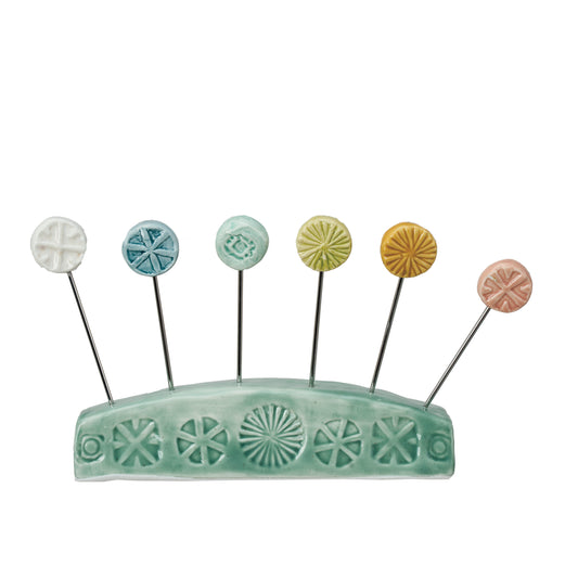 Set de 7 Pinchos para Aperitivos de Gres con Soporte – Pintados a Mano, Diseño en Relieve