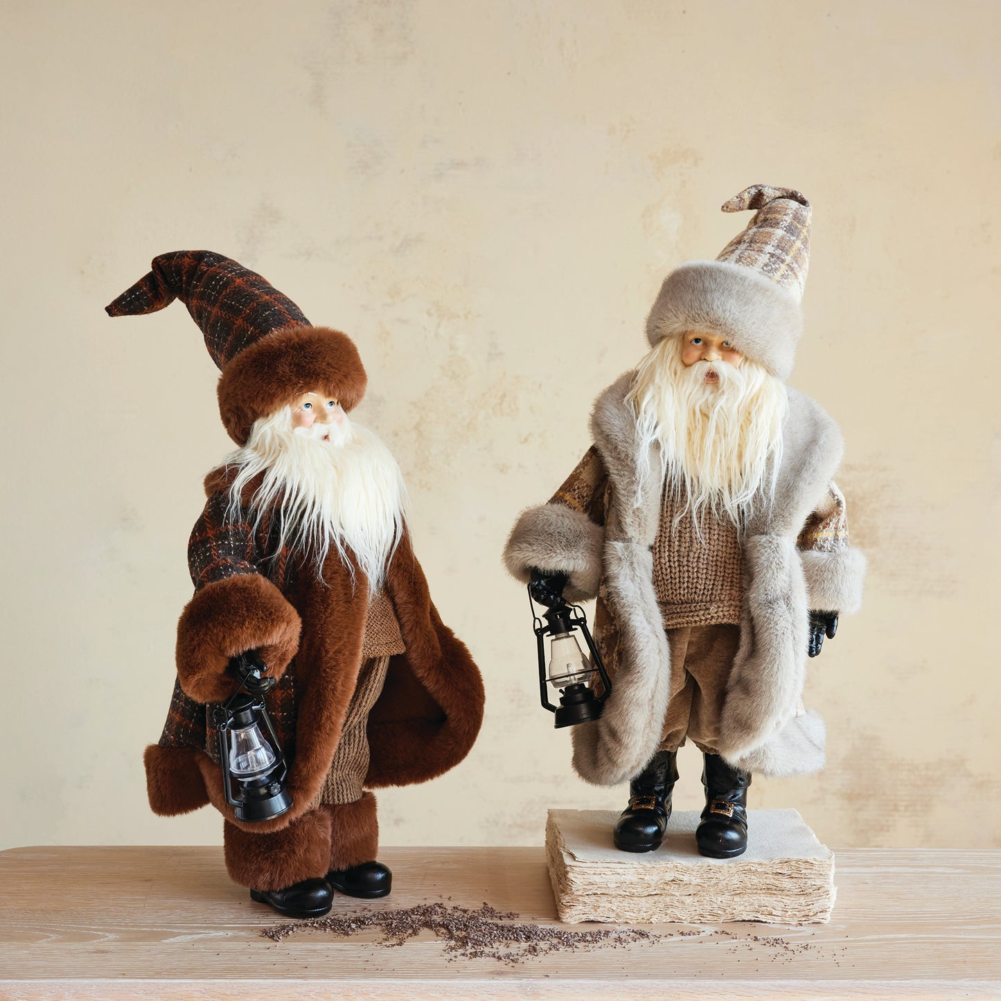 Figura de Santa con Linterna, Traje Color Blanco