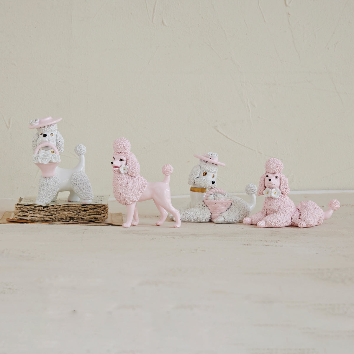 Poodle con Flor - Recostado
