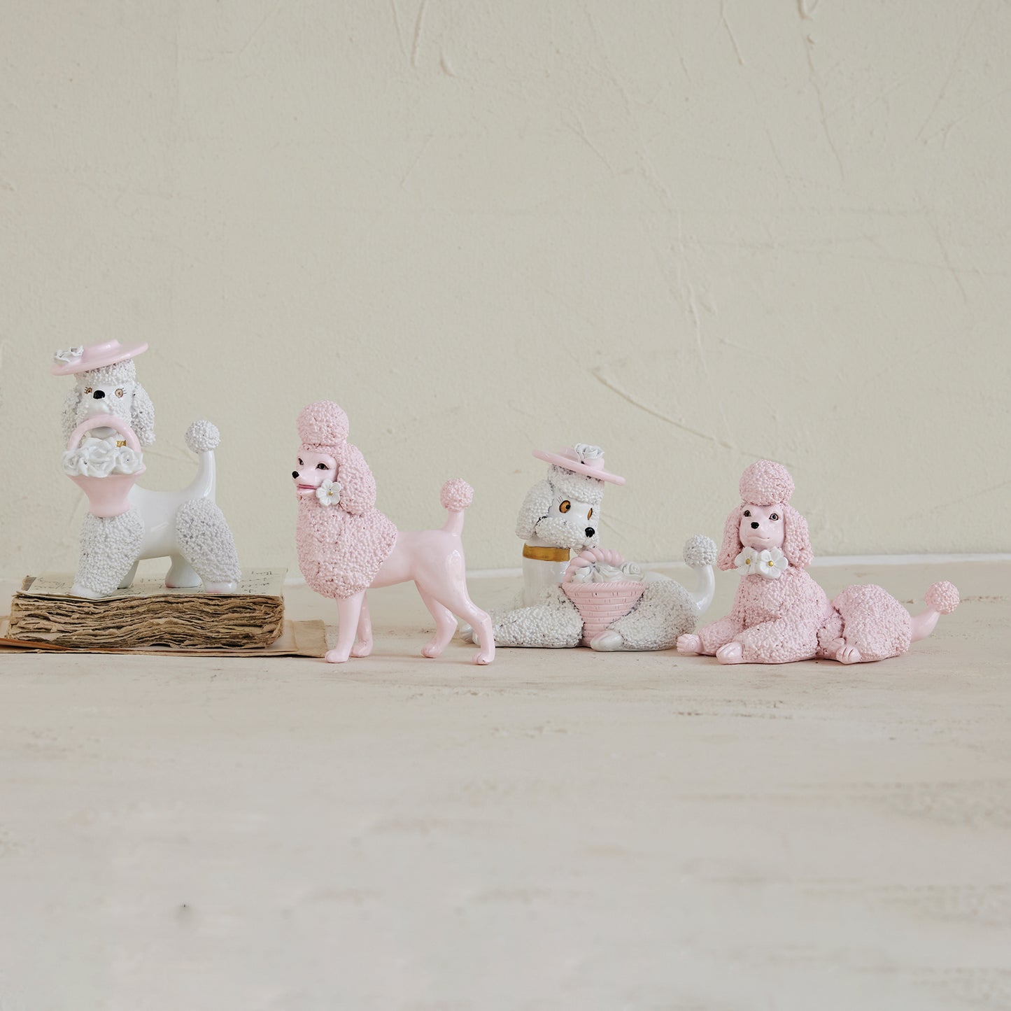 Poodle con Sombrero y Canasta - Recostado